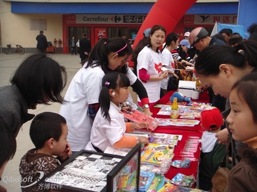 今年4年，南昌市福彩中心开展了“爱心义卖”活动。图为活动现场